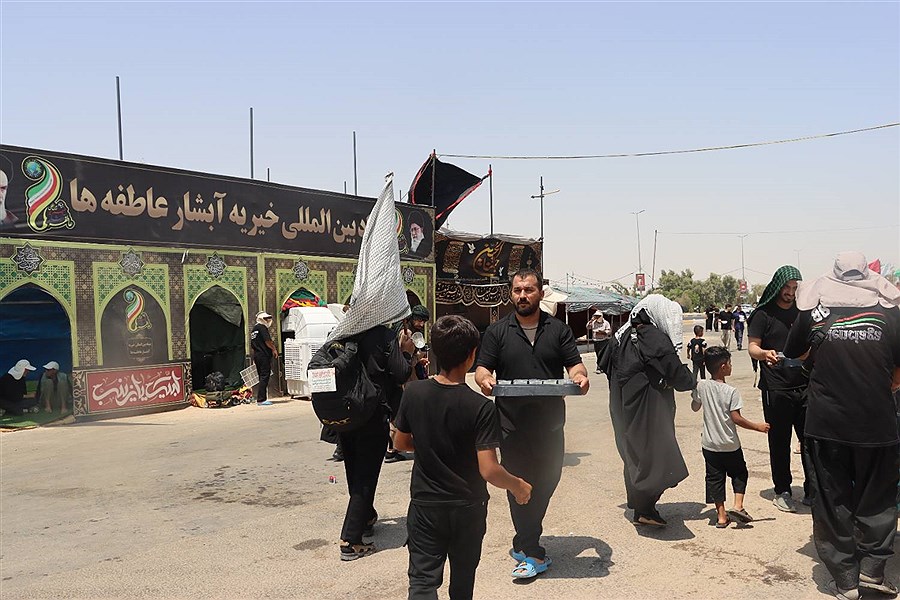 خدمت رسان موکب آبشار عاطفه‌ها در مسیر اربعین 1404 از پنجره دوربین (15 مردادماه)