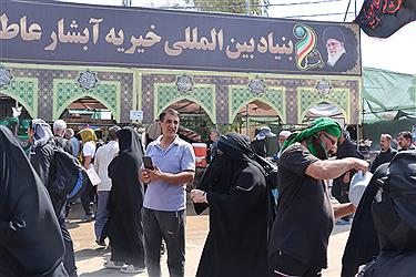 تصویر خدمت رسان موکب آبشار عاطفه‌ها در مسیر اربعین 1404 از پنجره دوربین (16 مردادماه)