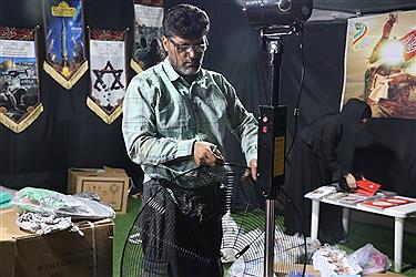 تصویر خدمت رسان موکب آبشار عاطفه‌ها در مسیر اربعین 1404 از پنجره دوربین (16 مردادماه)