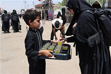 تصویر خدمت رسان موکب آبشار عاطفه‌ها در مسیر اربعین 1404 از پنجره دوربین (17 مردادماه)